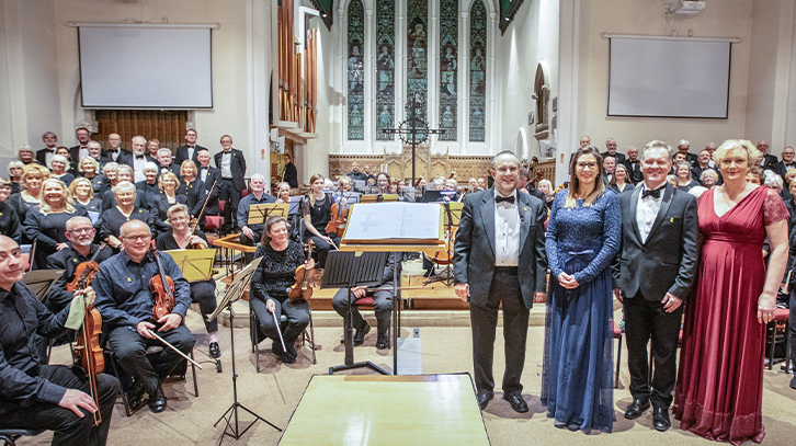 MD John Dunford, soloists, orchestra and choir posing for a photo